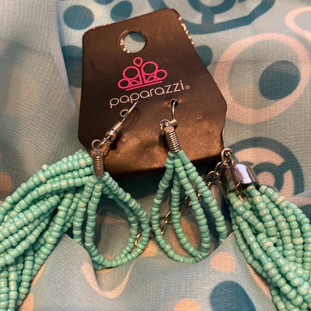 Beautiful New Scarf, Necklace k Earrings - Picture 2 of 3